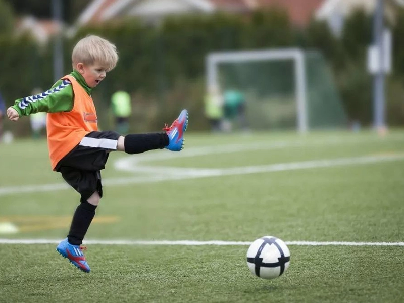 Kunststof groen kunstmatig tapijtgrasgras voor voetbalsporten