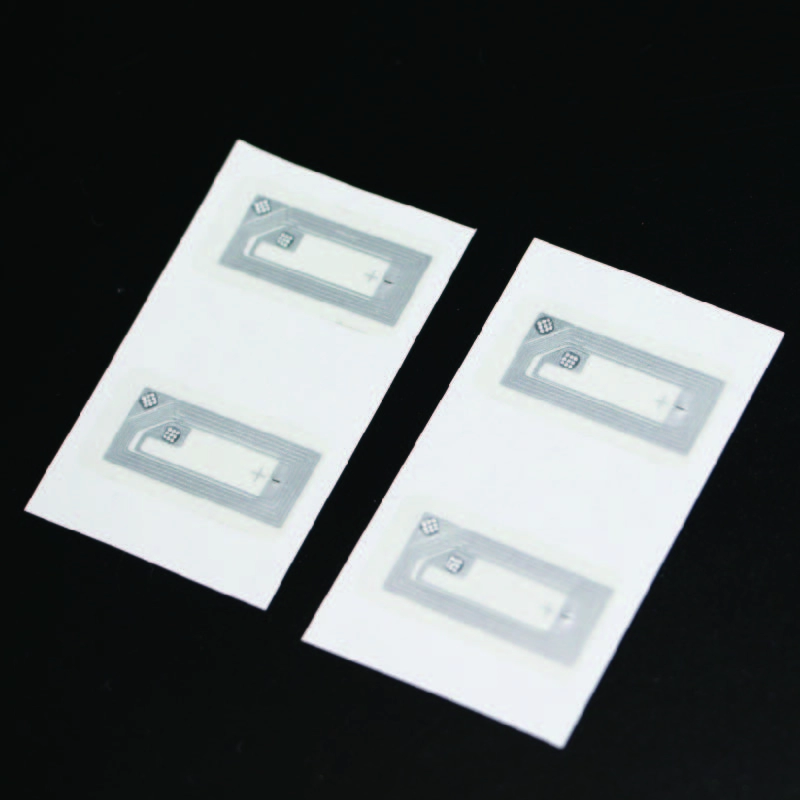 Papieren RFID-tags die worden gebruikt in magazijnconsolidatie