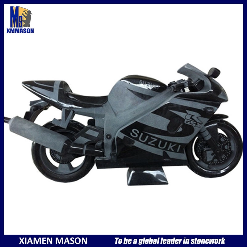 Zwart graniet handgesneden motorfiets sculptuur