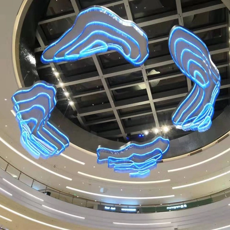 Glanzende hangende wolkdecoratie voor winkelcentrum