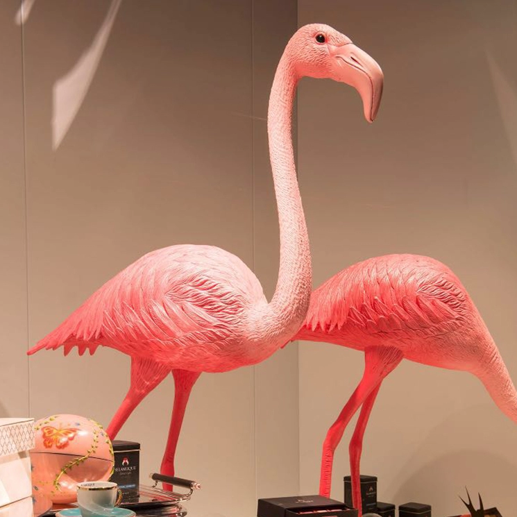 Rode flamingo-sculpturen van glasvezelmateriaal