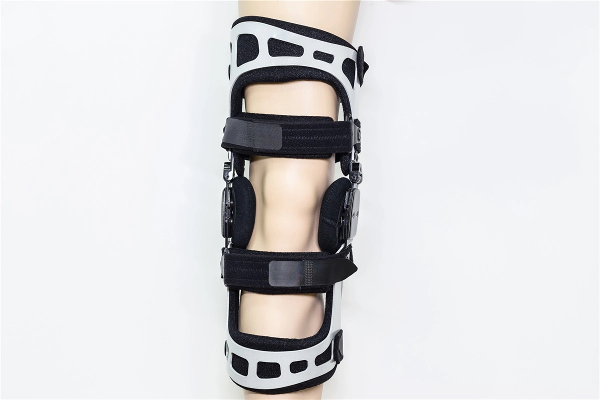 Afladen van scharnierende OA-kniebracesfabriek voor beensteunen of ligamentbescherming met aluminium schaal