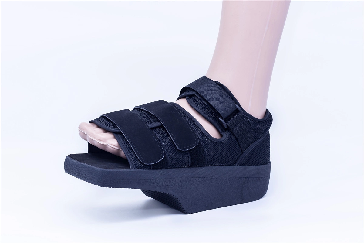 Lossen van postoperatieve ortho-walkerschoenen met sleehak voor diabetische voetulcera met kleding van luchtgaas