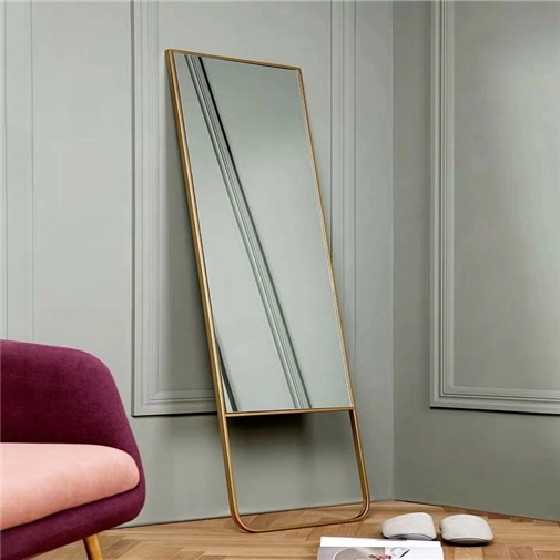 Moderne metalen staande spiegel in goud