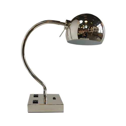 Moderne gepolijste chromen bureaulamp met stopcontacten