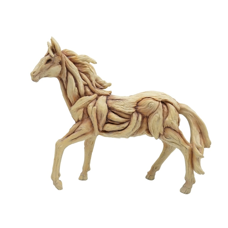 Poserend paardenstandbeeld in een rustieke drijfhoutafwerking van hars