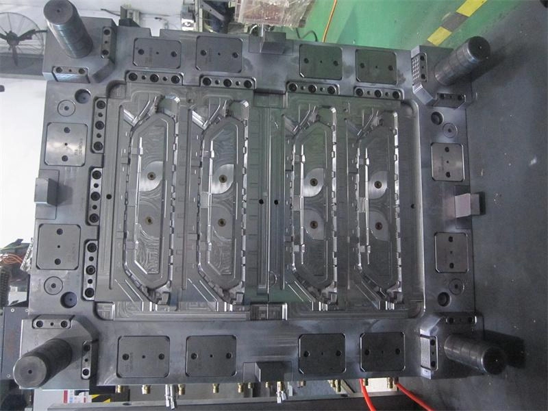 Automotive-adapterframe-mal met meerdere holtes en multi-lifters